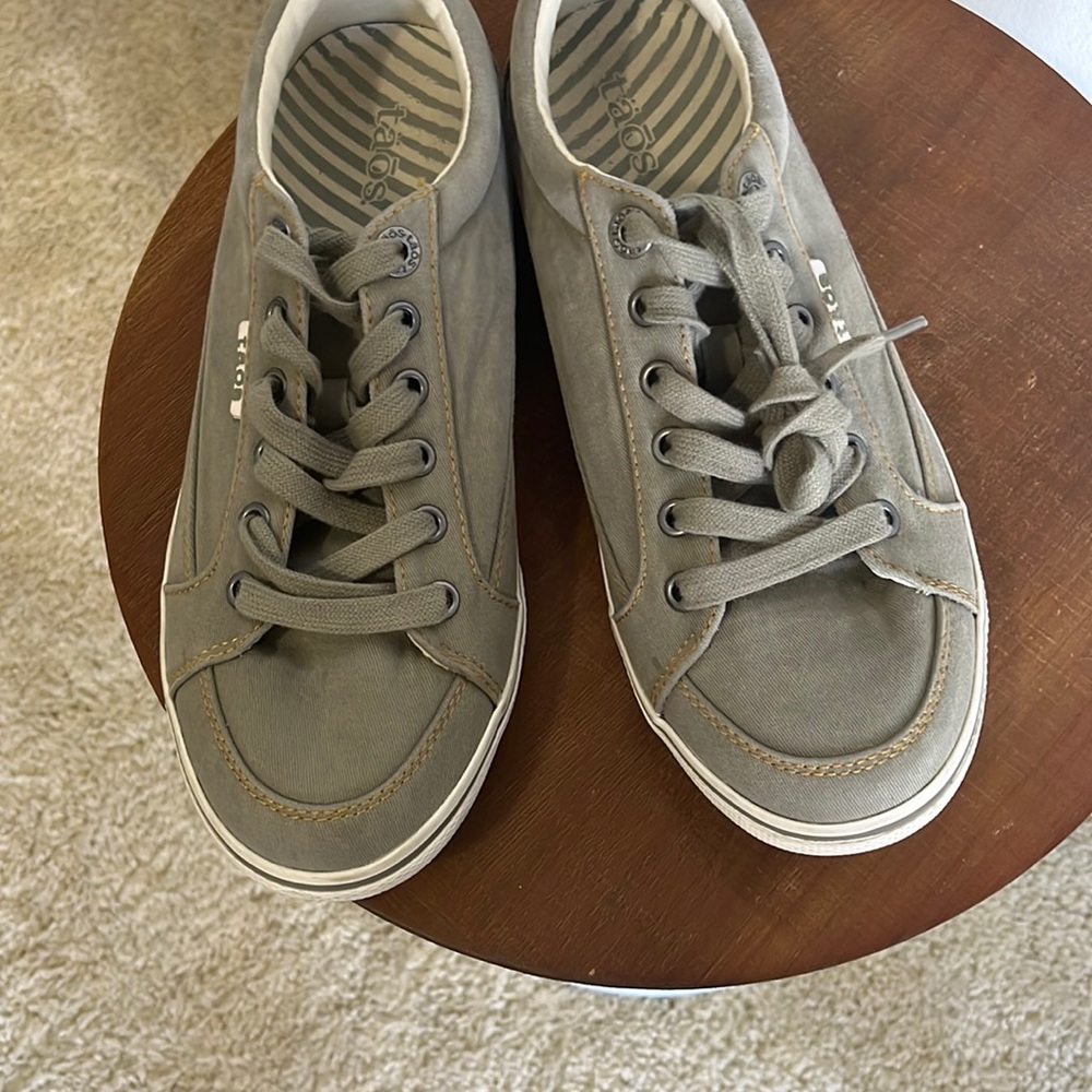 Taos Women’s Moc Star Sneaker. Size 7.5 wide excellent condition/brand New